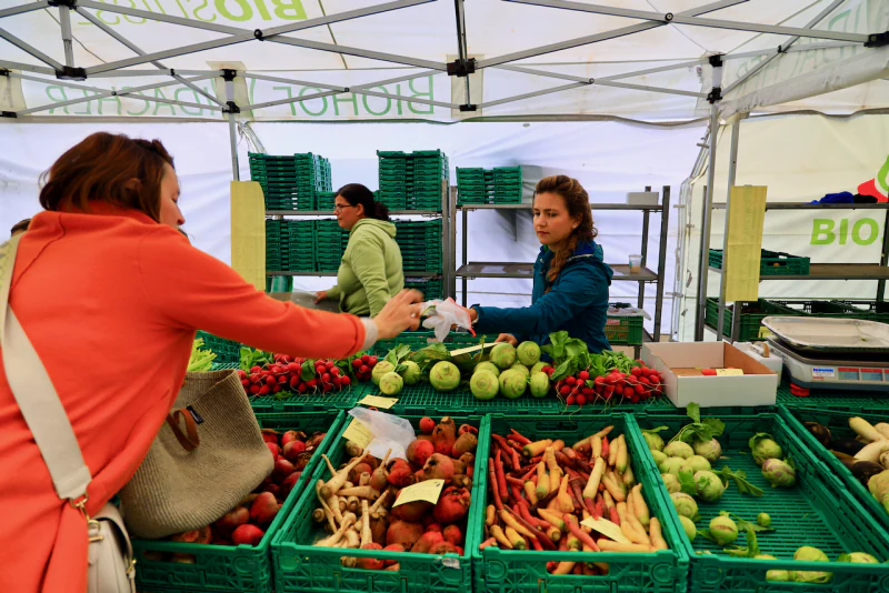 Meetings at the market